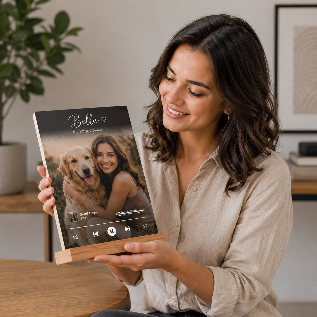 Cadou personalizat pentru ea – femeie ținând o plachetă foto personalizată TabloPrint într-un decor modern.