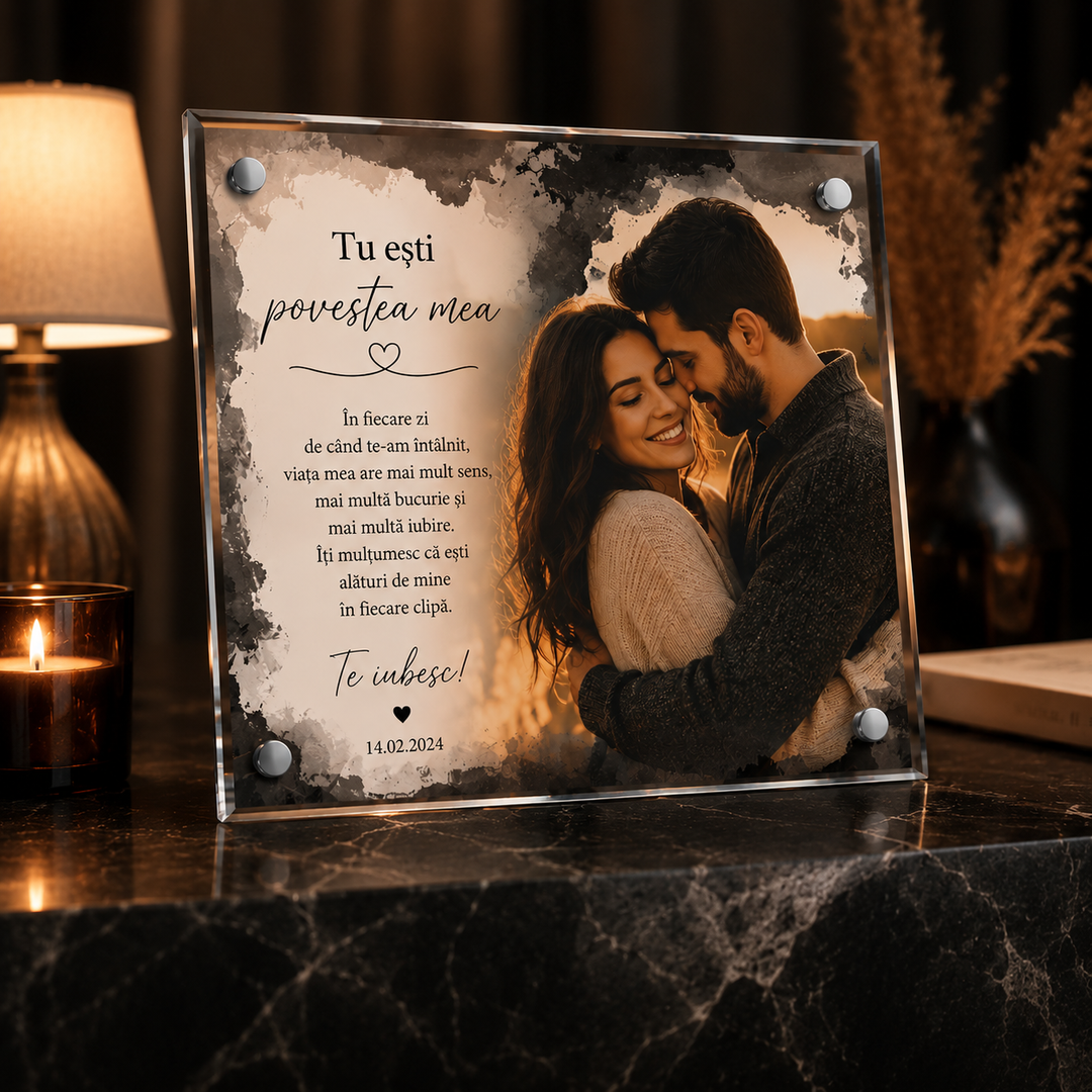 Tablou personalizat din sticlă cu fotografie și mesaj romantic, expus într-un decor elegant și luminat cald.