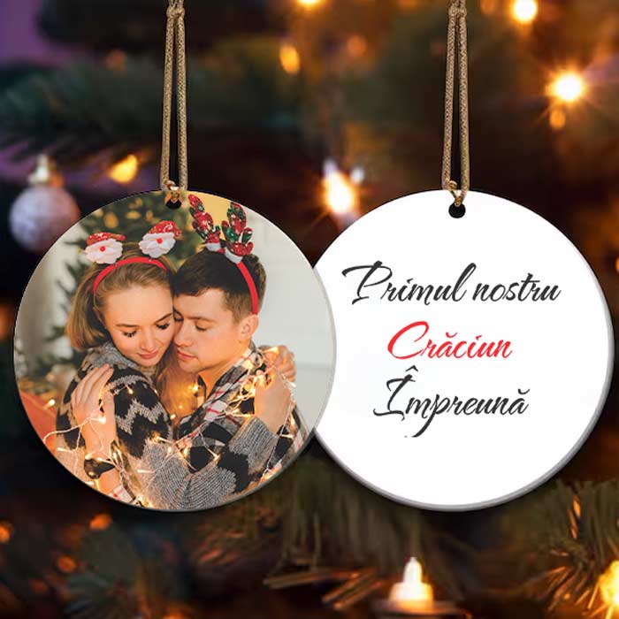 Ornament personalizat cu fotografie pentru cuplu, „Primul Crăciun împreună”, cu mesaj pe spate. - TabloPrint